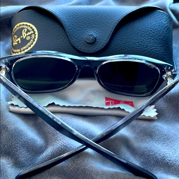 RayBan black rimmed sunnies - Picture 4 of 4